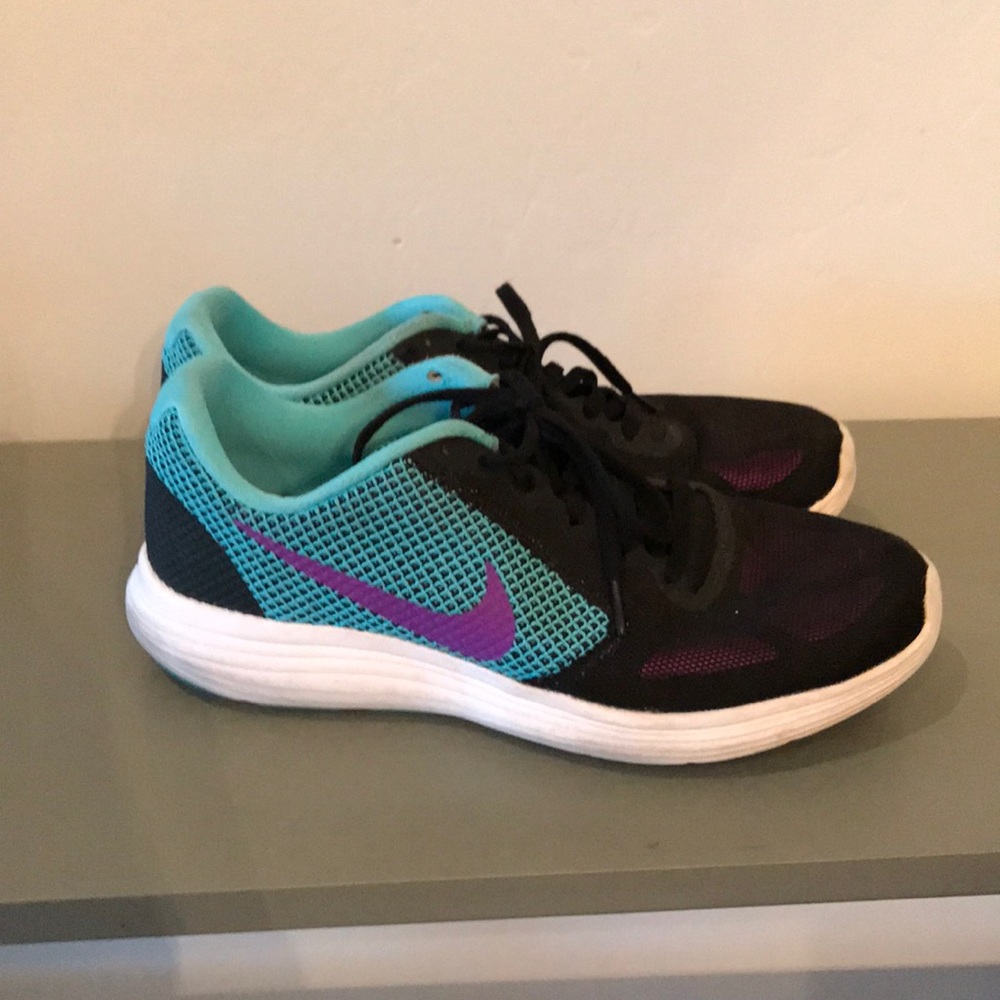 Nike revolution 3 shoes size 11